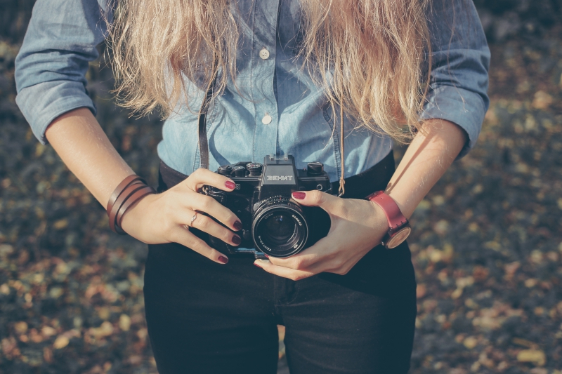 photographe-BANDOL-min_hand-person-girl-woman-camera-photography-614-pxhere.com